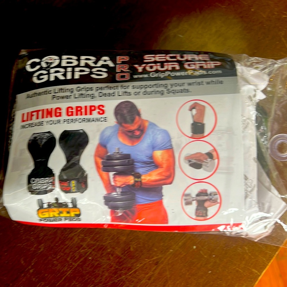 Cobra grips for weightlifting